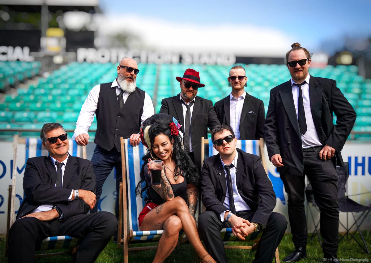 Nadine L’Amour with the full Madnezz of Amy band